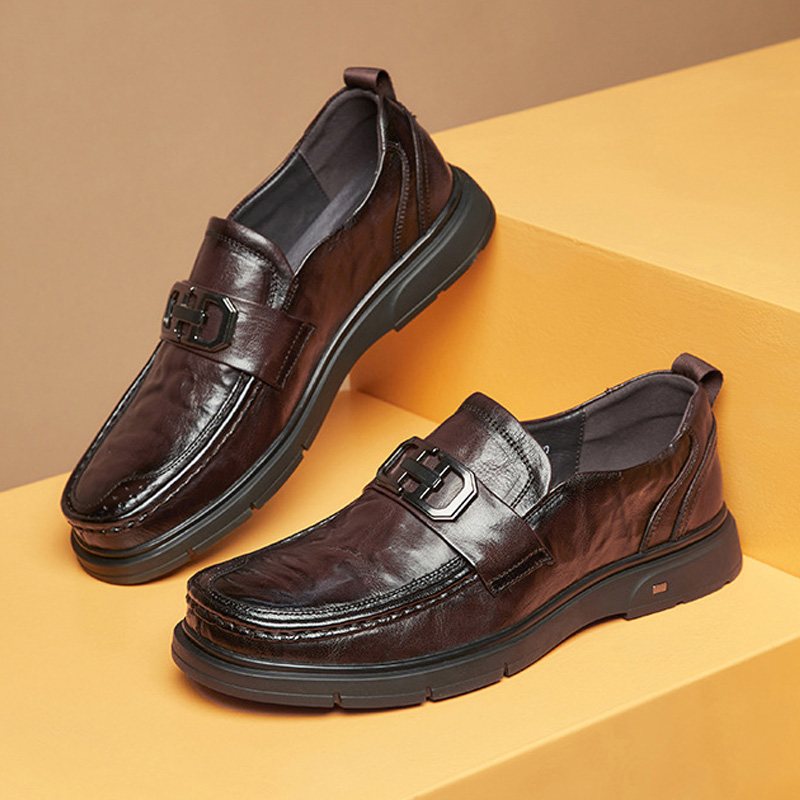 Miesten Juhlakengät Loafers Retro Pyöreä Toe Lehmännahkainen Metallisolki - Ruskea